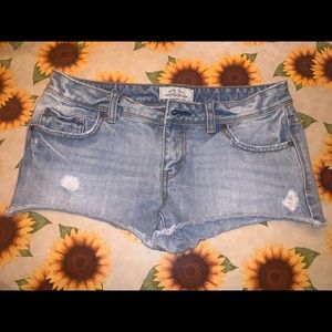 Size 7/8 Aéropostale jean shorts. Lightly worn!